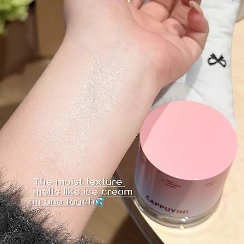 La crema natural radiante y transparente de CAPPUVINI con una base cremosa para la piel crea un look de maquillaje refrescante y suave.