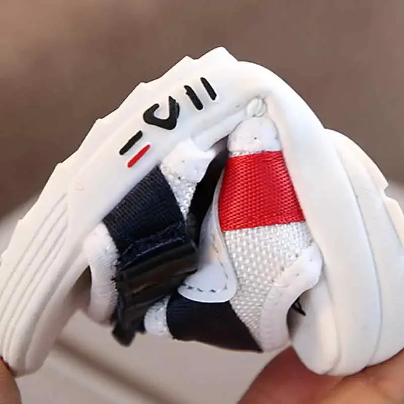 Sandalias para niños, verano 2025, nuevas zapatillas para caminar para niños pequeños, zapatos de playa con suelas suaves y antideslizantes.