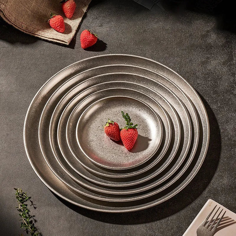 Platos de acero inoxidable 304, estilo industrial, bandejas de café vintage, platos creativos para carne, pasta y postre, vajilla retro de fondo plano.