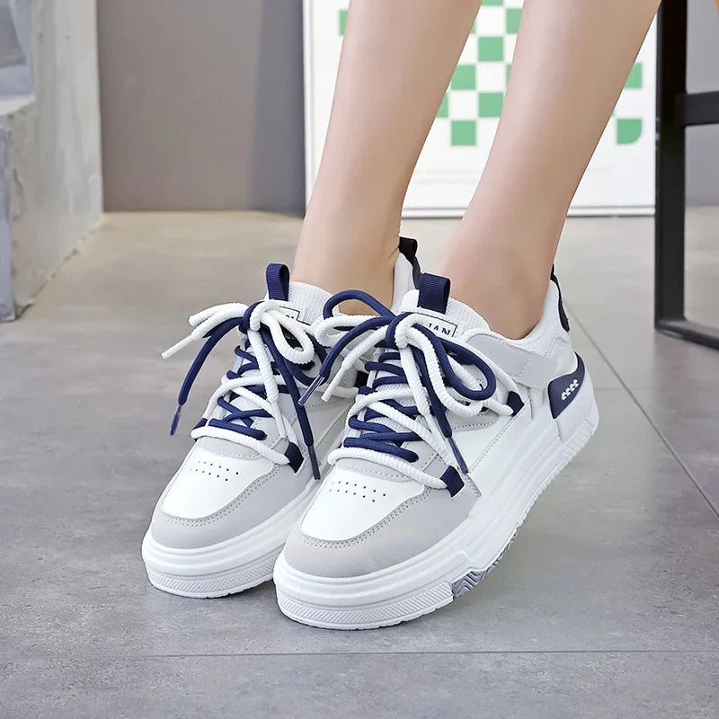Primavera 2025, Niche, versátil, para estudiantes, zapatos blancos de suela gruesa, a la moda, con doble lazo, deportivos casuales.