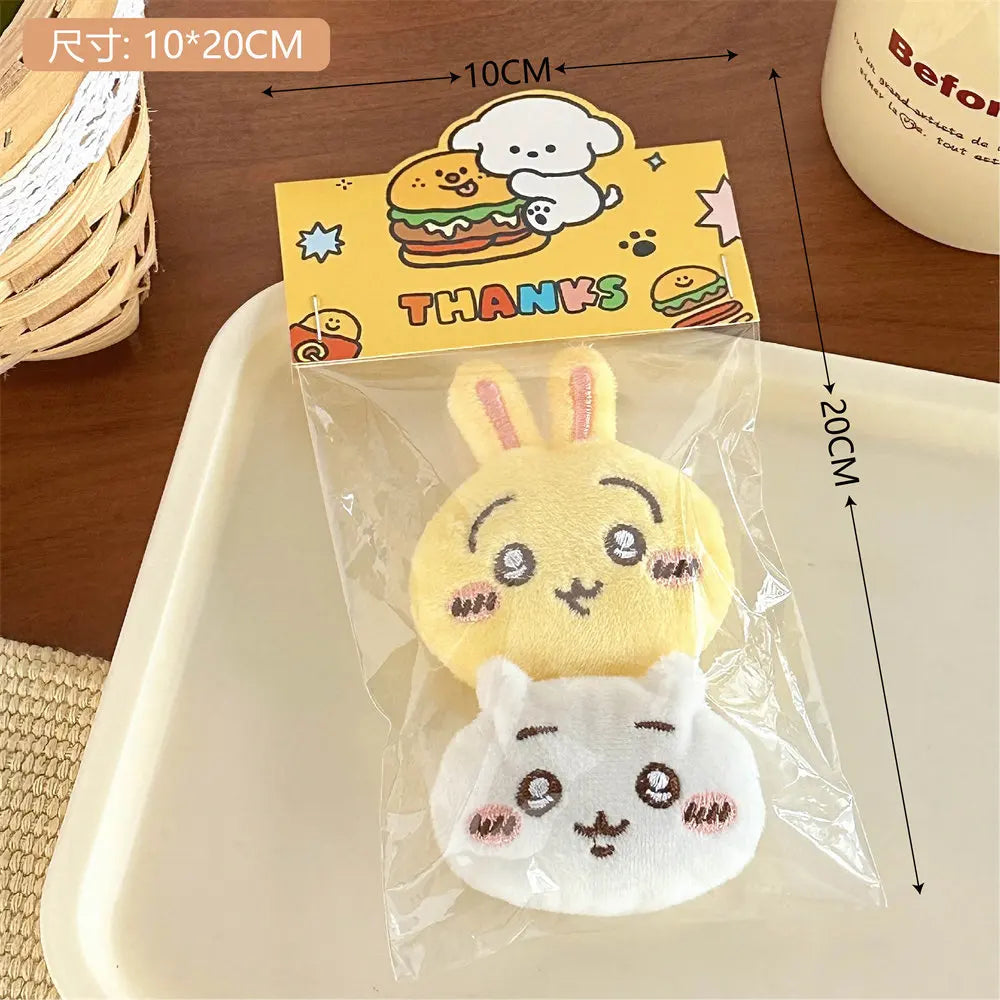 Lindo broche de peluche de dibujos animados de Chiikawa, decoración para mochila de niña, bolso, colgante, accesorio, muñeca, bufanda, ropa, prendedor, regalo para niños