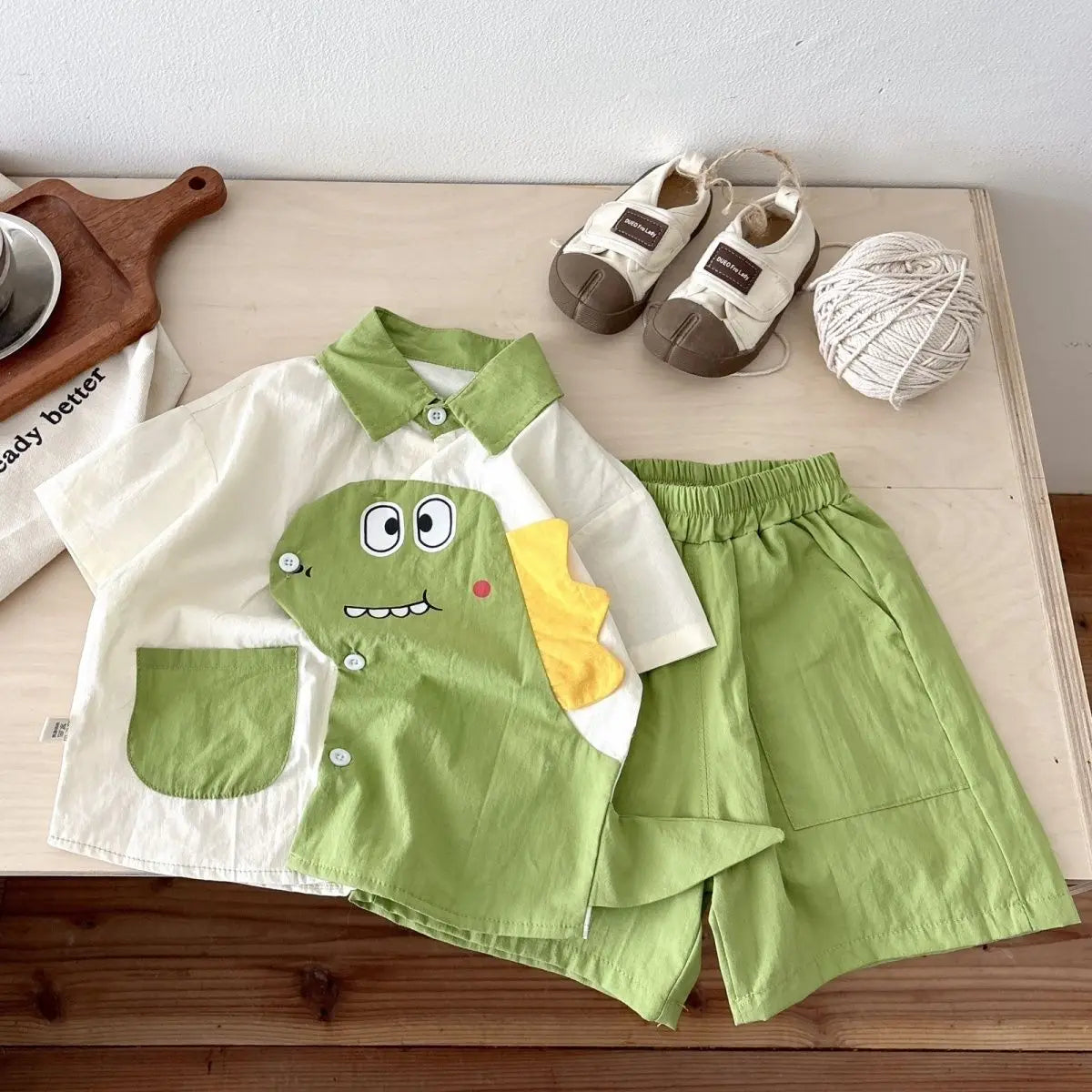 Ropa para niños 2025, nuevo traje de flores de moda para bebé, camisa de manga corta, pantalones cortos, elegante conjunto de dos piezas de pantalones cortos casuales retro.