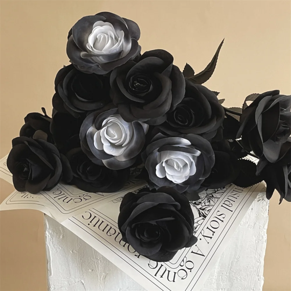 Ramo de flores artificiales para Halloween con calabazas y rosas negras, centro de mesa para el comedor y la sala de estar.