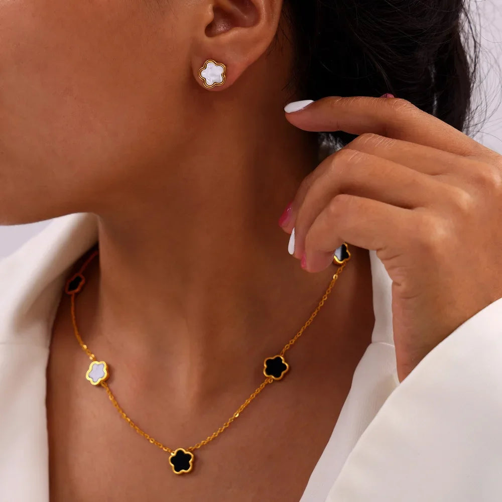 Conjunto de joyería con accesorios rústicos de flores de acero de titanio y concha blanca, pendientes de acrílico y collar sencillo.