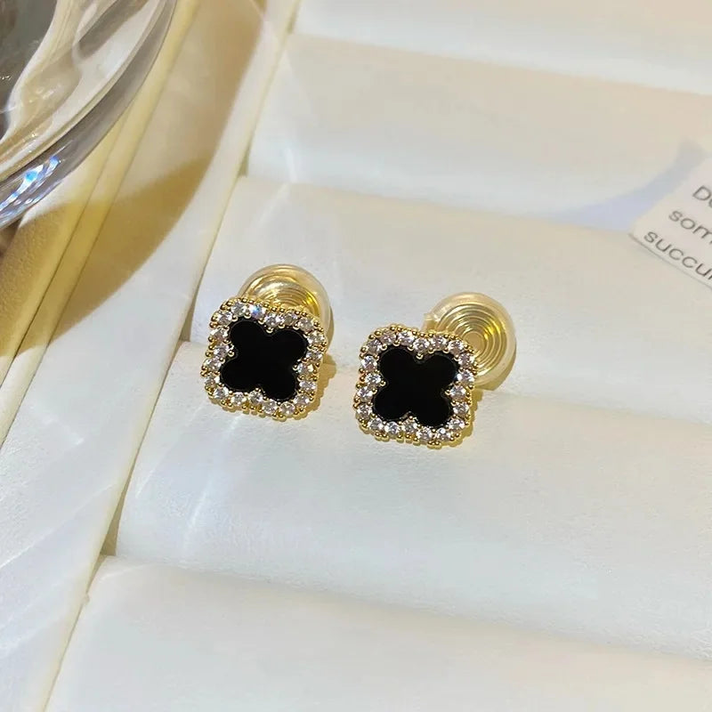Pendientes clásicos de flor de cuatro hojas para mujer, sin perforaciones, con espiral antimosquitos, con clip, sin dolor, a la moda, versátiles y para desplazamientos diarios.