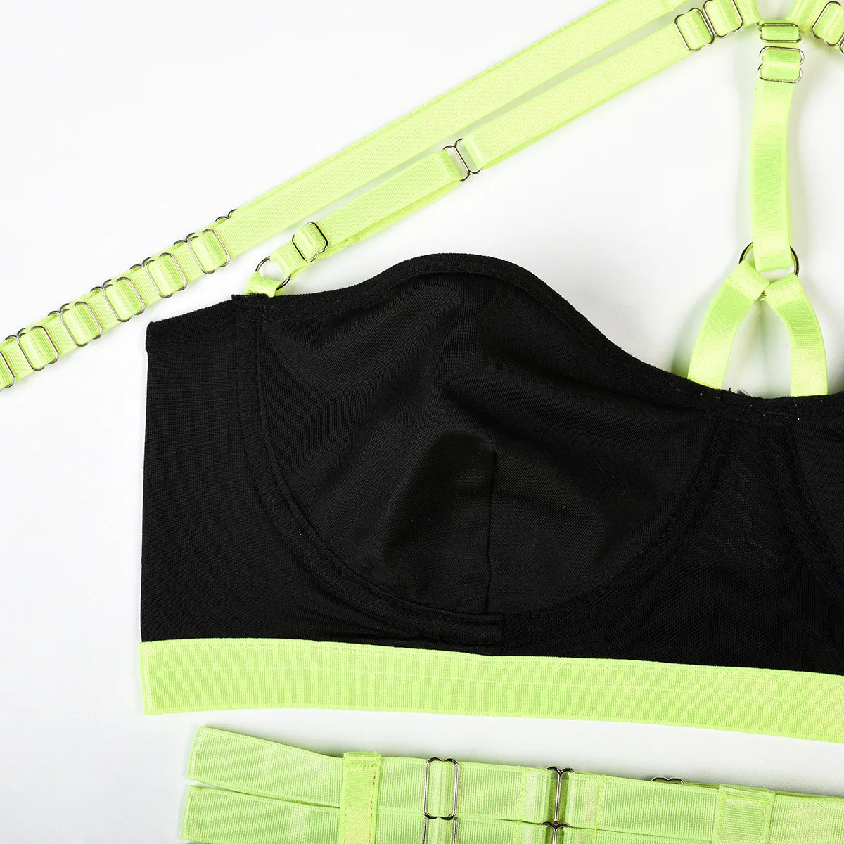 Conjunto de lencería sexy para mujer, con panel de encaje, escote en V profundo, glúteos abiertos, tirantes con forma de corazón de melocotón, cadena cruzada, liguero, ropa interior de tres piezas