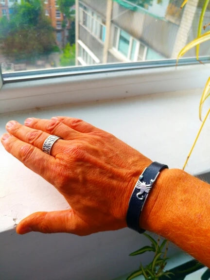 Pulsera de cuero con diseño de escorpión para hombre y mujer, estilo punk, color dorado y plateado
