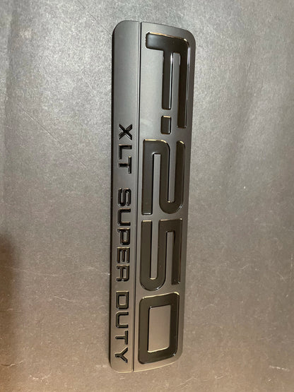 3 EMBLEMAS DE INSIGNIA IZQUIERDA/DERECHA PARA GUARDABARROS F250 SUPER DUTY XLT 05-07 NEGRO/ROJO/CROMADO
