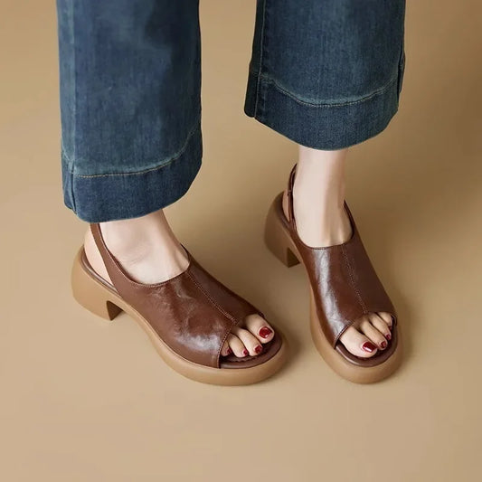 Sandalias francesas sencillas de estilo romano con boca de pez para mujer, zapatos de verano nuevos de piel suave con tiras traseras y tacón grueso alto.