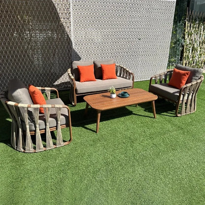 Moderno conjunto de muebles de exterior de aluminio con aspecto de madera, sofá de ratán y mesa de centro para patio, balcón, terraza o salón de jardín de hotel.