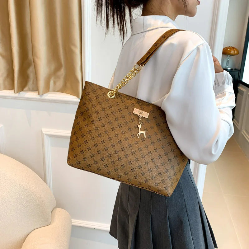Nuevo bolso de mano para presbicia, de piel suave y textura, de gran capacidad, para mujer, con accesorios colgantes, bolso de hombro.