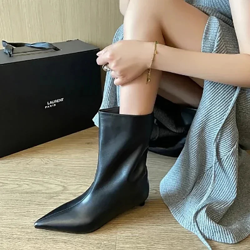 Botines de diseño para mujer, estilo moderno, tacón bajo cuadrado, ideales para fiestas, bailes y eventos. Botines cortos sin cordones.