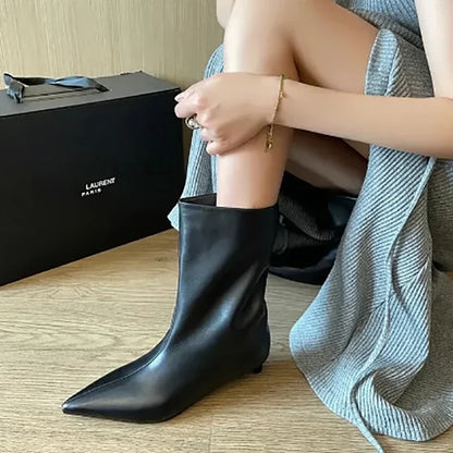 Botines de diseño para mujer, estilo moderno, tacón bajo cuadrado, ideales para fiestas, bailes y eventos. Botines cortos sin cordones.