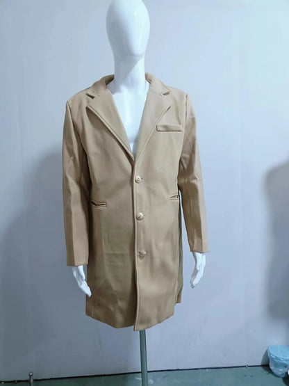 Abrigo de lana y mezclas para hombre, de manga larga, estilo casual, con cuello clásico, corte ajustado y confeccionado en colores lisos. Disponible en 10 colores.