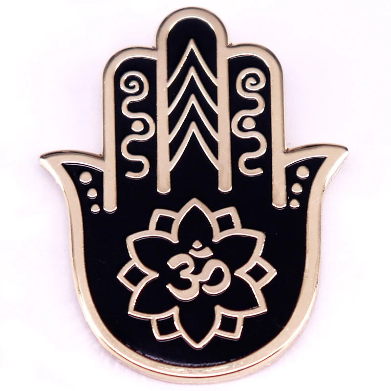 Pin esmaltado con el símbolo Om Ohm de la mano de Hamsa, accesorio decorativo para sombreros y mochilas.