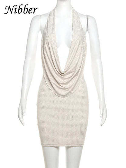 Vestido corto de color sólido con estampado de diamantes de imitación, estilo moderno, escote en V profundo y sin tirantes. Ideal para la moda femenina y la ropa urbana.