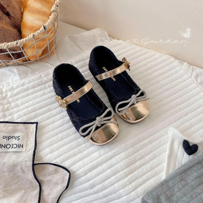 Los zapatos de cuero para niñas son versátiles y elegantes. Zapatos de tacón bajo para niña, con diseño brillante y forma de lazo, para otoño e invierno.