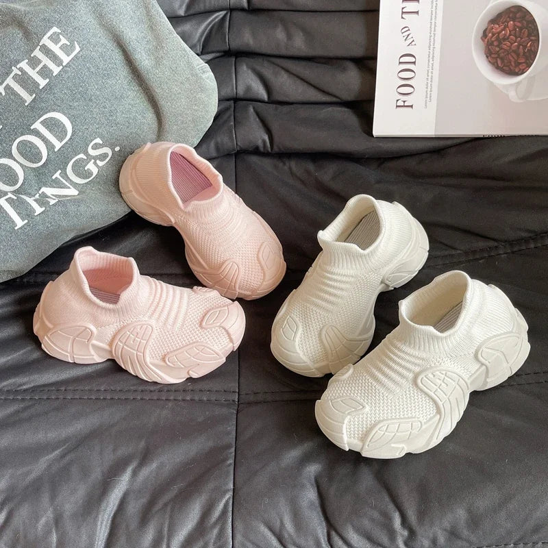 2025 Nuevos zapatos de papá para niñas con suela gruesa de un pie, suelas suaves y caña alta para primavera y otoño, zapatos deportivos para niños