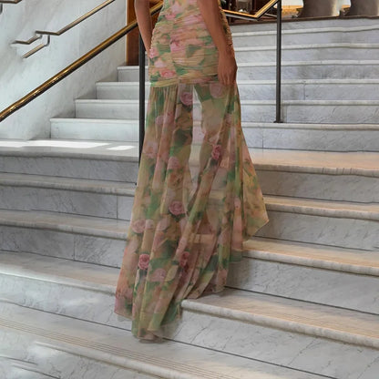 Vestido largo elegante con estampado floral, tirantes finos y espalda descubierta. Vestido ajustado con abertura alta y fruncido. Ideal para la playa, vacaciones o fiestas.