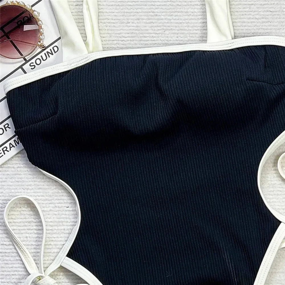 Traje de baño sexy negro sin espalda para mujer 2025, traje de baño de una pieza en contraste blanco y negro, monokini ahuecado con cordones.
