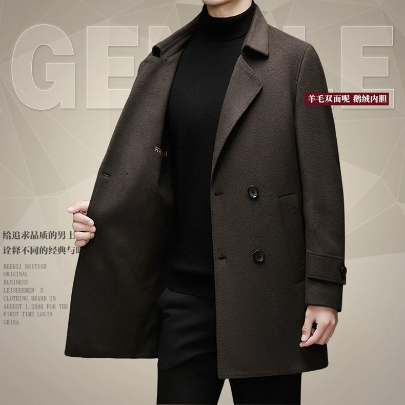 Abrigo de lana de doble faz para hombre, suave y cálido, ideal como prenda esencial. Incluye chaleco de plumas y forro. Color negro café. Estilo clásico.