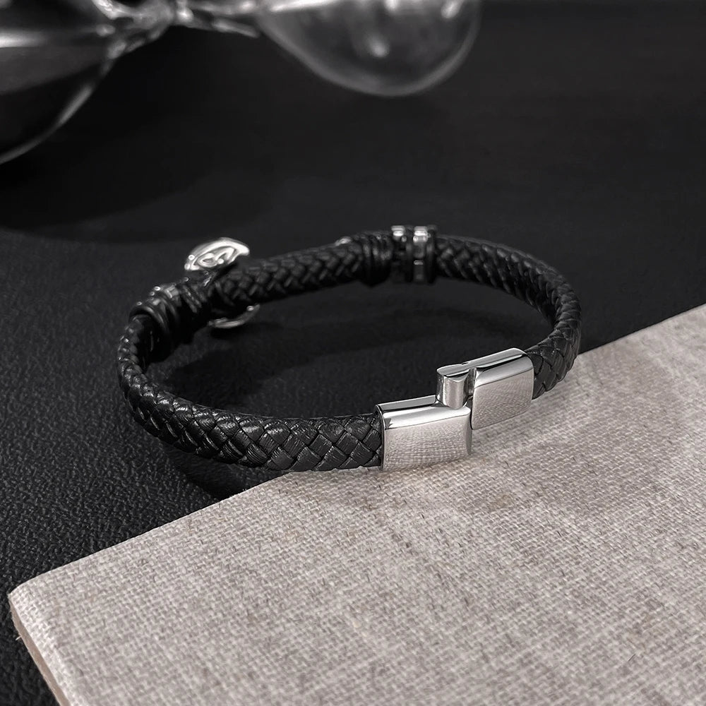Pulsera de cuero con colgante de hacha para hombre: pulsera de cuero trenzado con acero inoxidable y titanio, estilo urbano audaz.