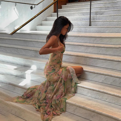 Vestido largo elegante con estampado floral, tirantes finos y espalda descubierta. Vestido ajustado con abertura alta y fruncido. Ideal para la playa, vacaciones o fiestas.