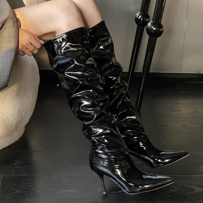 Botas de tacón alto y fino con punta puntiaguda para mujer, botines sexys plisados ​​brillantes de media pantorrilla, de piel sintética color burdeos y negro
