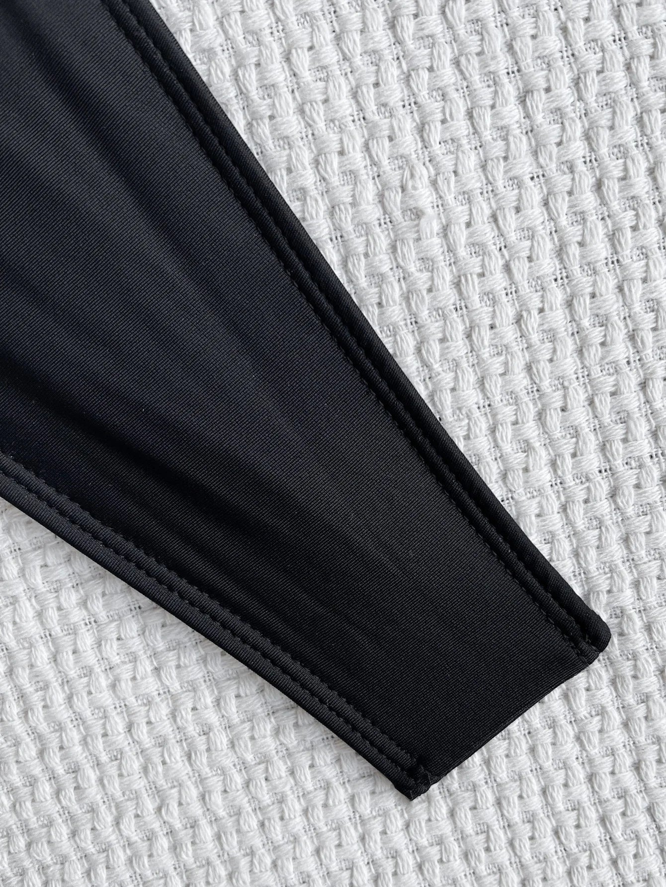 Traje de baño de una pieza tipo tanga, con espalda descubierta y diseño ultra mini, estilo tanga, para mujer. Incluye pareo, corte alto y diseño monokini.