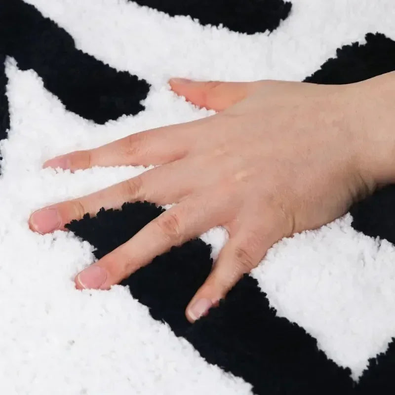 Consigue una alfombra de baño, una bonita alfombra para la bañera o una alfombra de baño para decorar apartamentos, una alfombra de ducha con mechones grises y blancos.