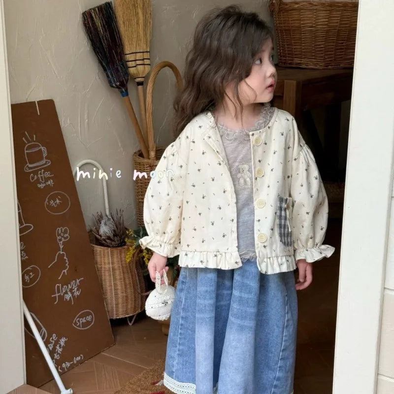 Ropa infantil, primavera 2025, nuevo estilo, versión coreana, chaqueta elegante de algodón con bolsillos y estampado floral a cuadros para niñas.