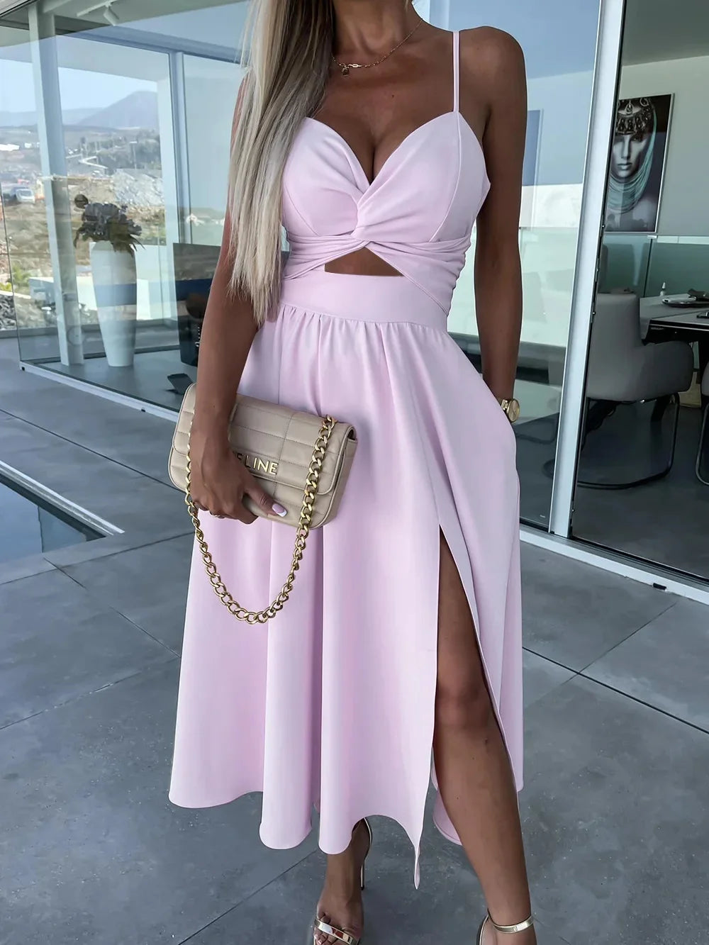 Vestido de mujer con nuevo estilo, cuello en V, corte amplio, que estiliza y suaviza la silueta, espalda abierta y largo medio.