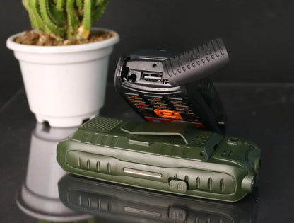 Teléfono militar a prueba de golpes con batería de gran capacidad, 3 SIM, botón SOS, voz potente, marcación rápida, clip integrado, resistente y funcional para personas mayores.