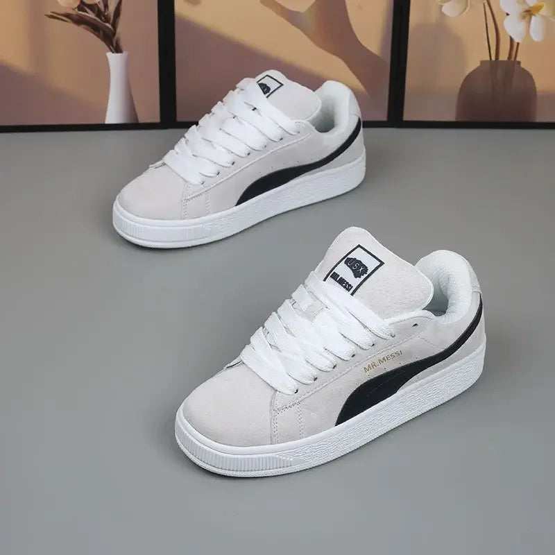 2025 Nuevos zapatos de pan para pareja para mujer, bajos, de suela gruesa, casuales, de moda, para patineta, zapatos blancos, material de PU, antideslizantes