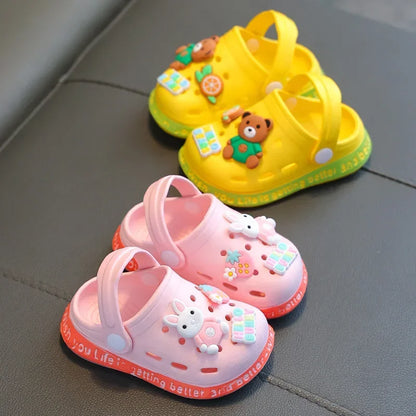 Sandalias de verano para niñas y bebés: zapatillas de interior de suela suave para niños pequeños con dibujos animados, zapatos huecos transpirables para niños.