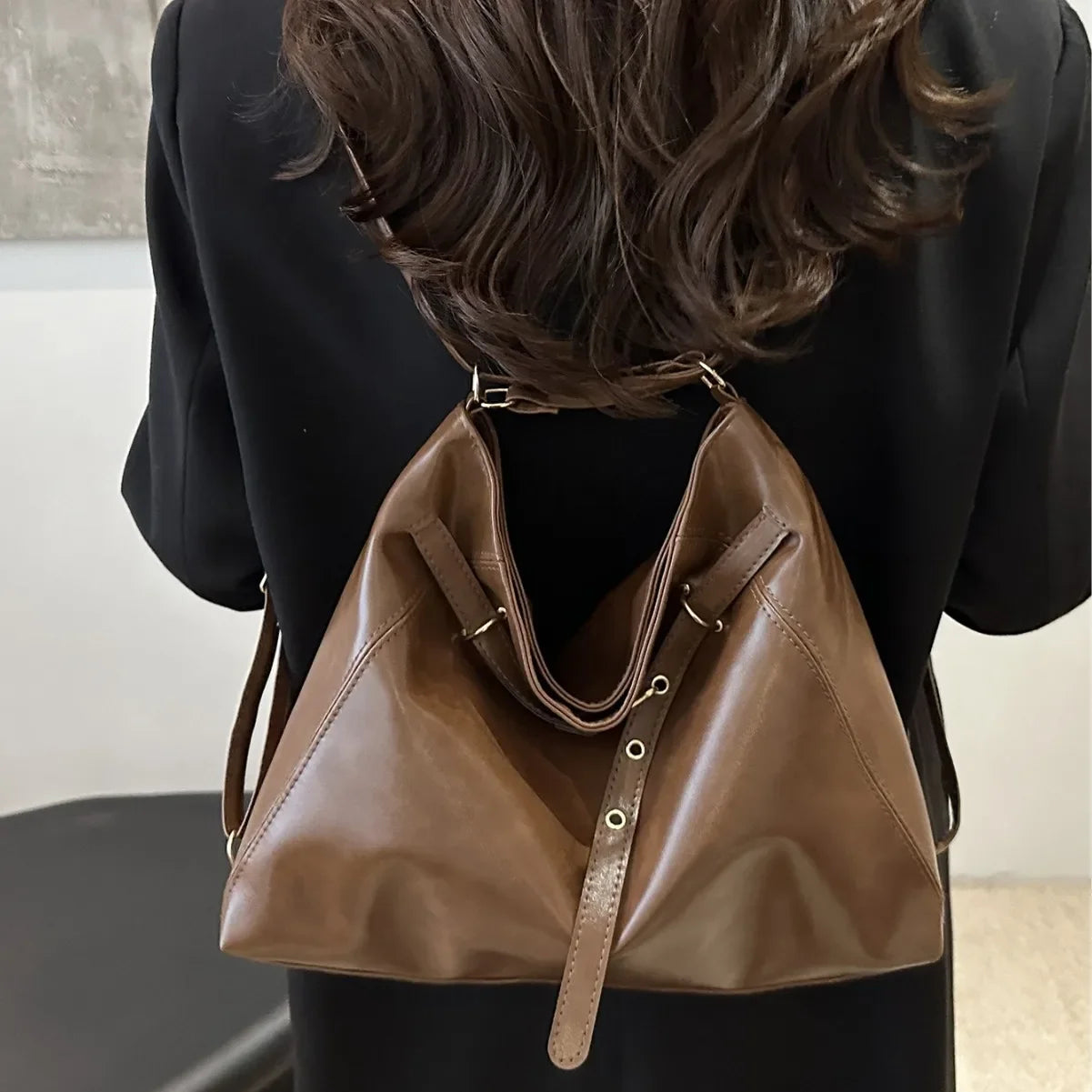 Bolso de mano retro de gran capacidad para mujer, mochila informal de moda con doble hombro para otoño e invierno, nuevo bolso de moda.