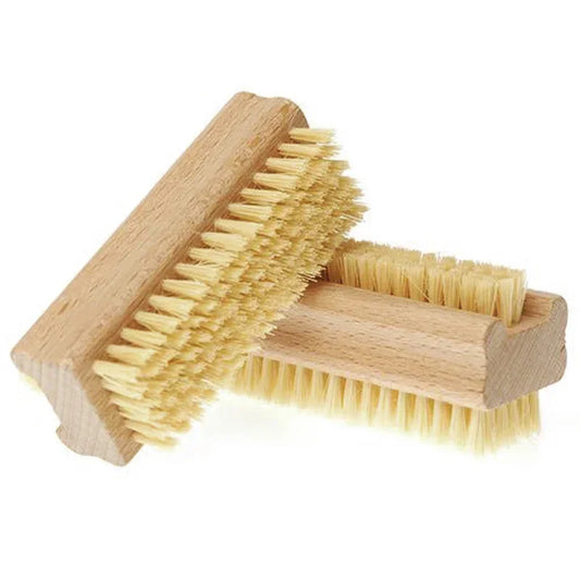 Cepillo de cerdas para manicura y pedicura con mango de madera de doble cara y cerdas de nailon para baño de uñas.