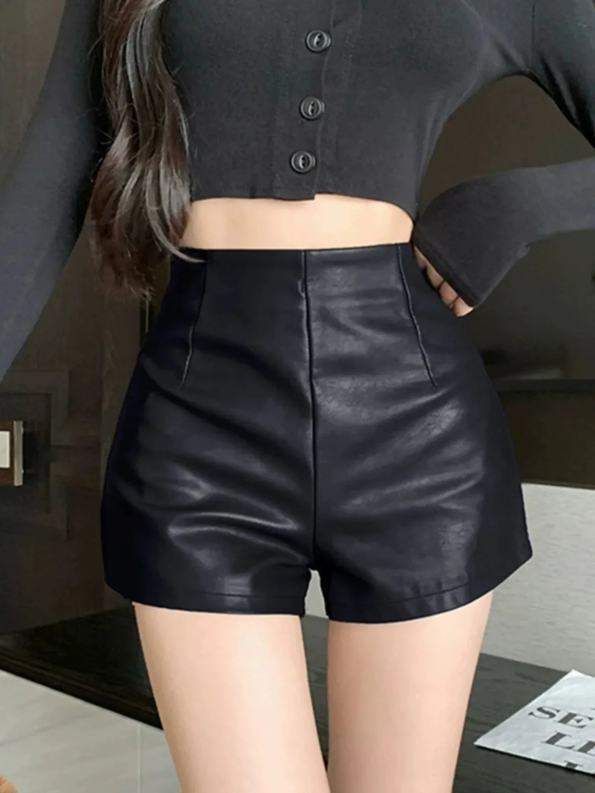 Pantalones cortos de cuero negro para mujer, novedad de otoño 2023, de cintura alta, ajustados, informales, de corte A, para una silueta estilizada y suave.