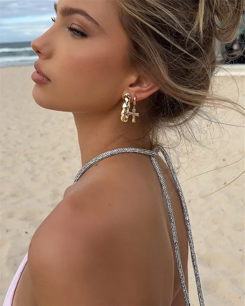 Vestido corto sexy sin espalda con escote halter y hombros descubiertos de Mozision Sparkle para mujer, ideal para el verano. Elegante vestido de fiesta en la playa o club nocturno.