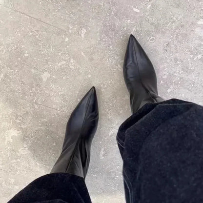 Botines de diseño para mujer, estilo moderno, tacón bajo cuadrado, ideales para fiestas, bailes y eventos. Botines cortos sin cordones.