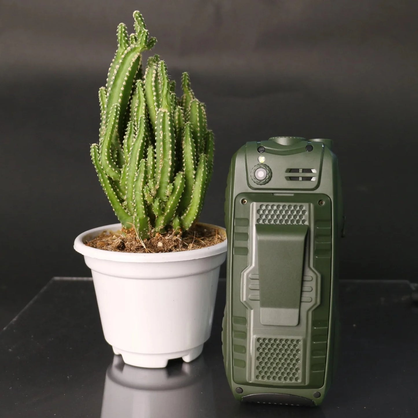 Teléfono militar a prueba de golpes con batería de gran capacidad, 3 SIM, botón SOS, voz potente, marcación rápida, clip integrado, resistente y funcional para personas mayores.