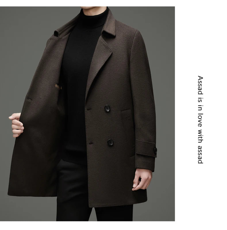 Abrigo de lana de doble faz para hombre, suave y cálido, ideal como prenda esencial. Incluye chaleco de plumas y forro. Color negro café. Estilo clásico.