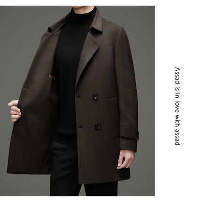 Abrigo de lana de doble faz para hombre, suave y cálido, ideal como prenda esencial. Incluye chaleco de plumas y forro. Color negro café. Estilo clásico.