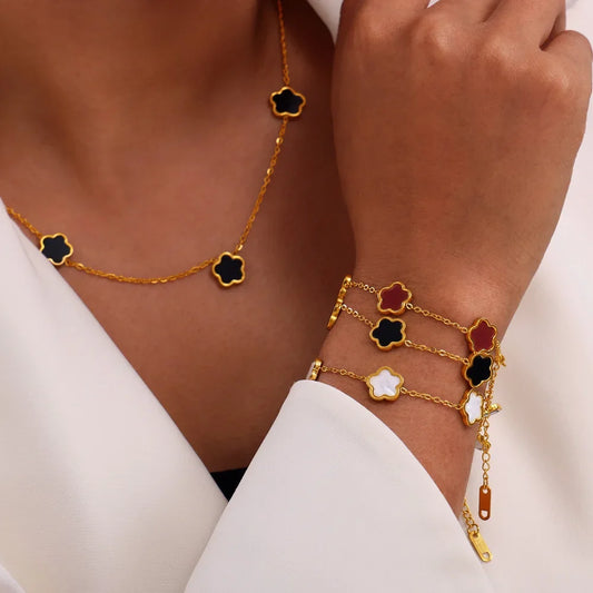 Conjunto de joyería con accesorios rústicos de flores de acero de titanio y concha blanca, pendientes de acrílico y collar sencillo.