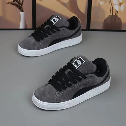 2025 Nuevos zapatos de pan para pareja para mujer, bajos, de suela gruesa, casuales, de moda, para patineta, zapatos blancos, material de PU, antideslizantes