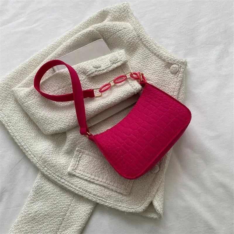 Bolso pequeño cuadrado estilo retro, popular, de temperamento suave, para el hombro, de otoño 2024, a la moda, informal, tipo yanqui, para las axilas.