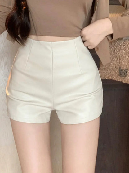 Pantalones cortos de cuero negro para mujer, novedad de otoño 2023, de cintura alta, ajustados, informales, de corte A, para una silueta estilizada y suave.