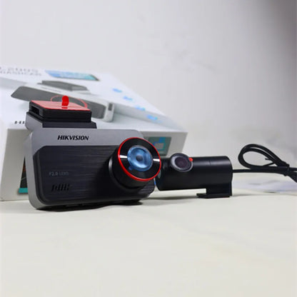 Grabadora de salpicadero Hikvision con cámara dual delantera y trasera, visión nocturna Starlight y pantalla de 3 pulgadas.