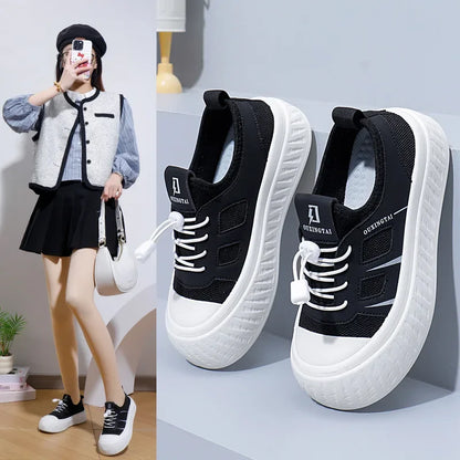 Nueva versión coreana de primavera de zapatos blancos transpirables para mujer con cordones casuales de caña baja para cualquier suela gruesa.