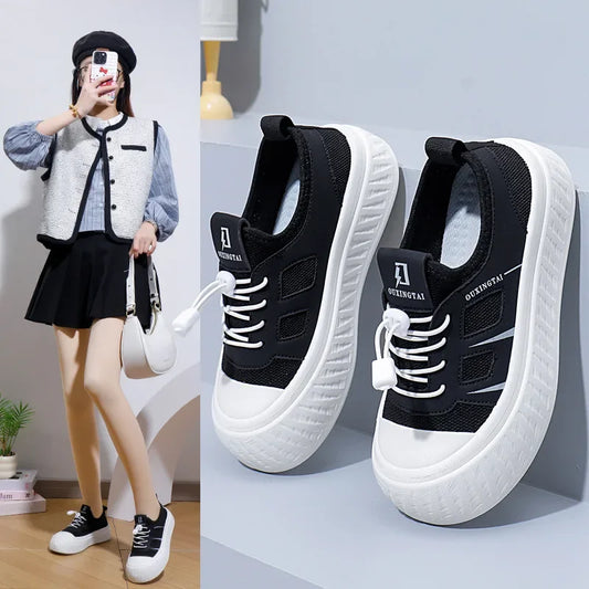 Nueva versión coreana de primavera de zapatos blancos transpirables para mujer con cordones casuales de caña baja para cualquier suela gruesa.